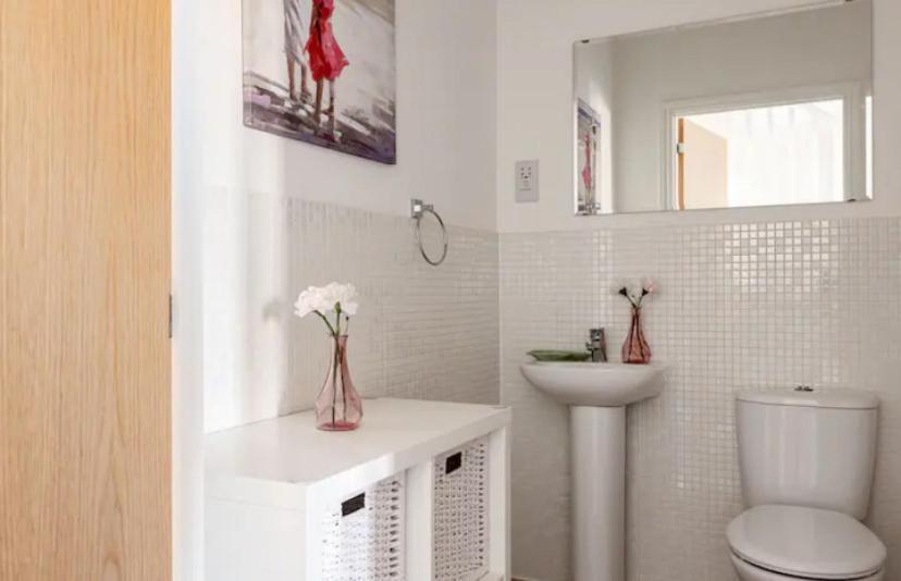 2 Mins Away From Hammersmith St. London
